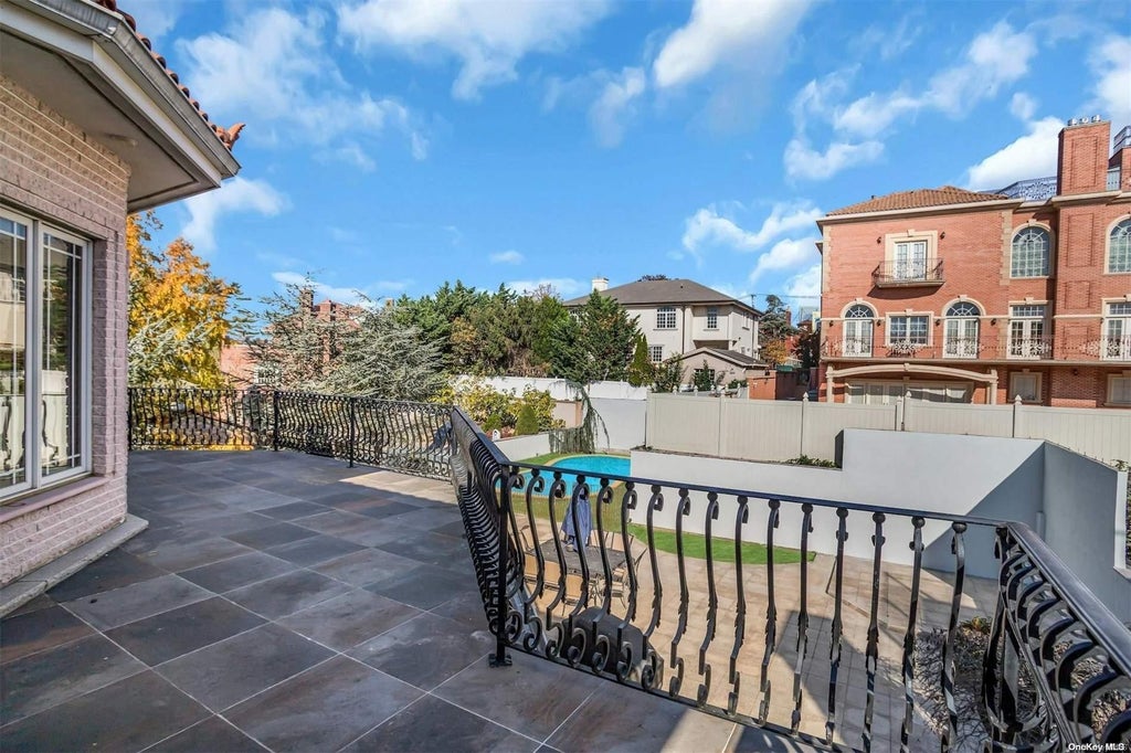 22 of 36 - 19 Center Drive, Malba, NY