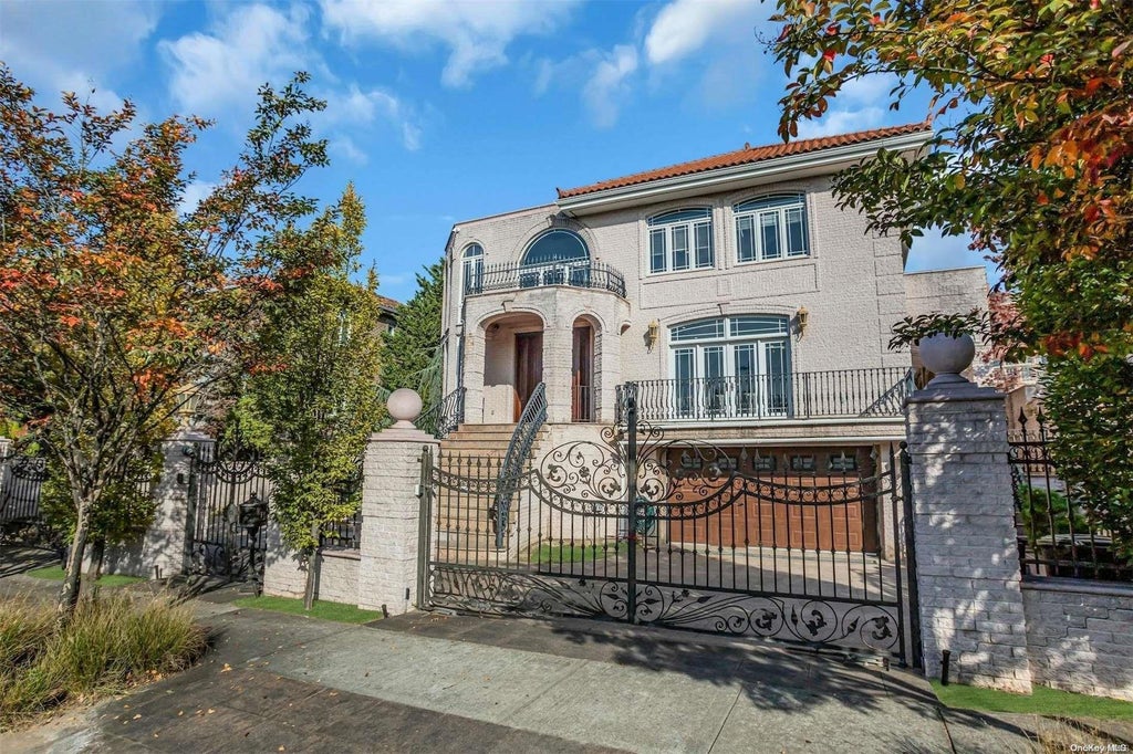 2 of 36 - 19 Center Drive, Malba, NY