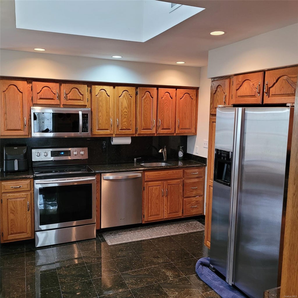 25 of 35 - 61 New Mill Road, Smithtown, NY
