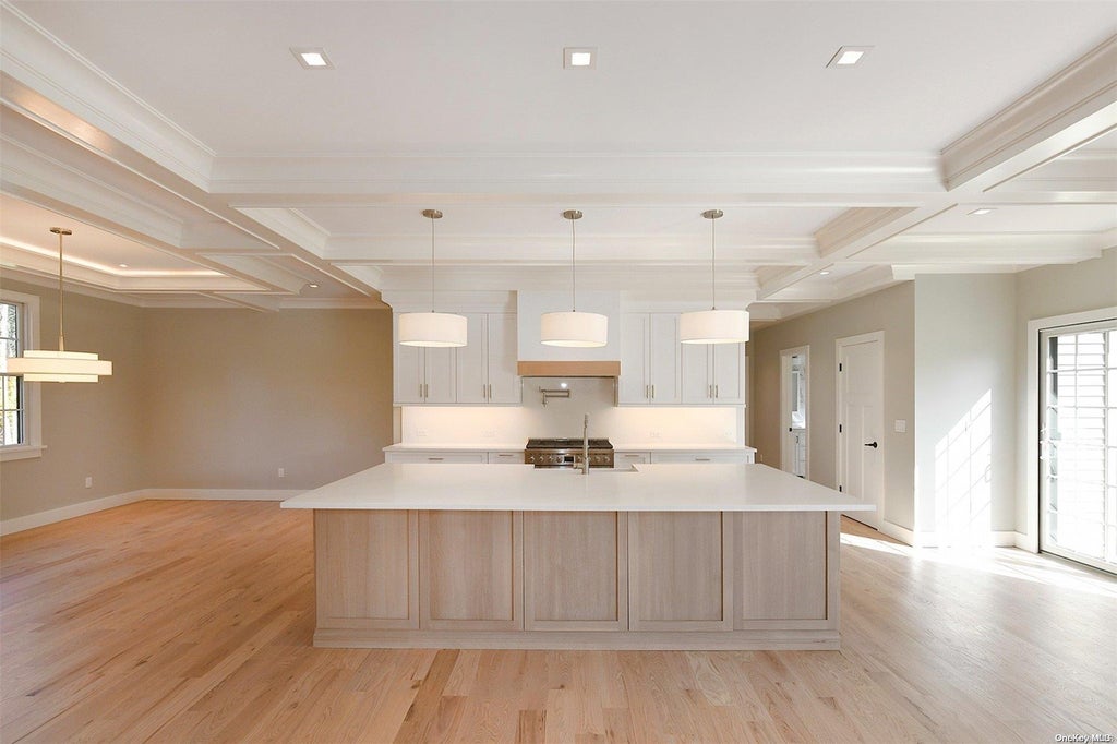 9 of 34 - 20 Waverly Avenue, Smithtown, NY