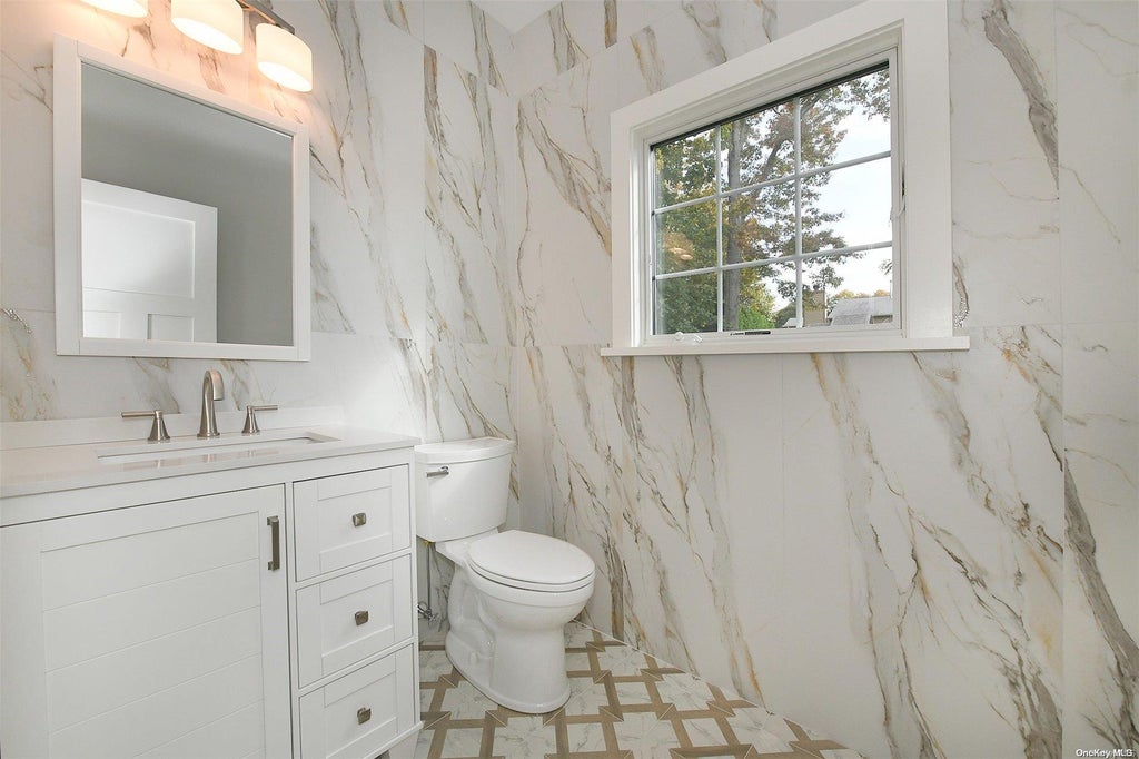 15 of 34 - 20 Waverly Avenue, Smithtown, NY