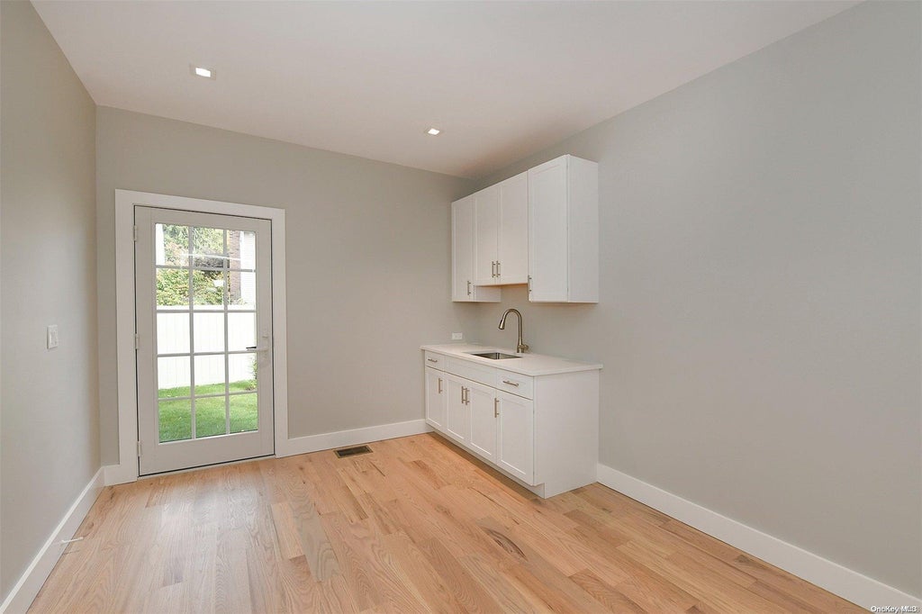 16 of 34 - 20 Waverly Avenue, Smithtown, NY