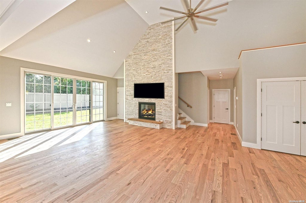 17 of 34 - 20 Waverly Avenue, Smithtown, NY