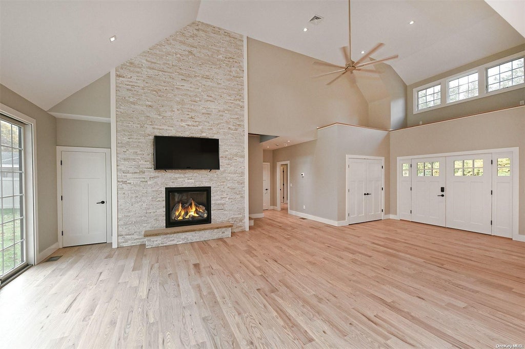 18 of 34 - 20 Waverly Avenue, Smithtown, NY