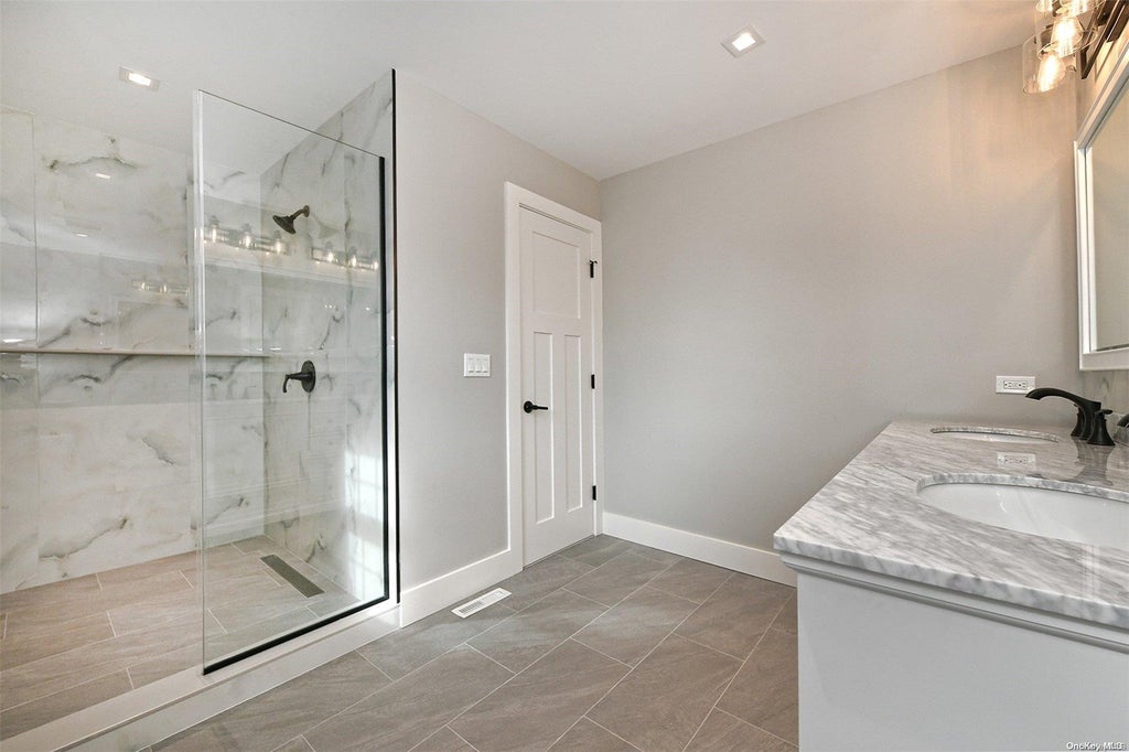 21 of 34 - 20 Waverly Avenue, Smithtown, NY