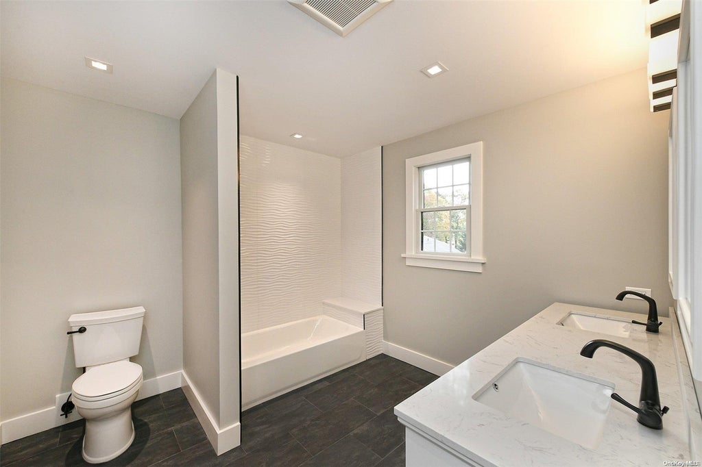 27 of 34 - 20 Waverly Avenue, Smithtown, NY