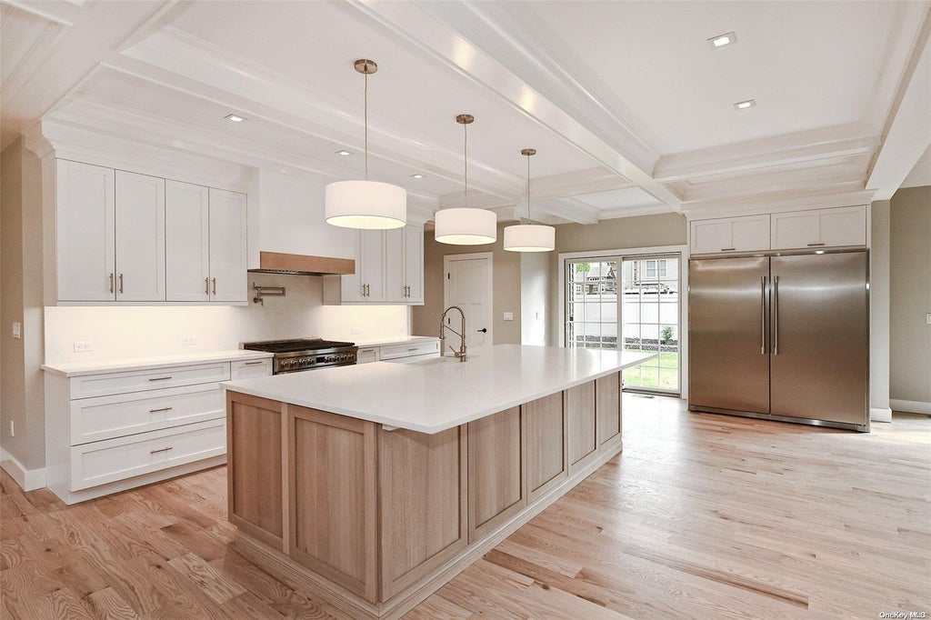 8 of 34 - 20 Waverly Avenue, Smithtown, NY