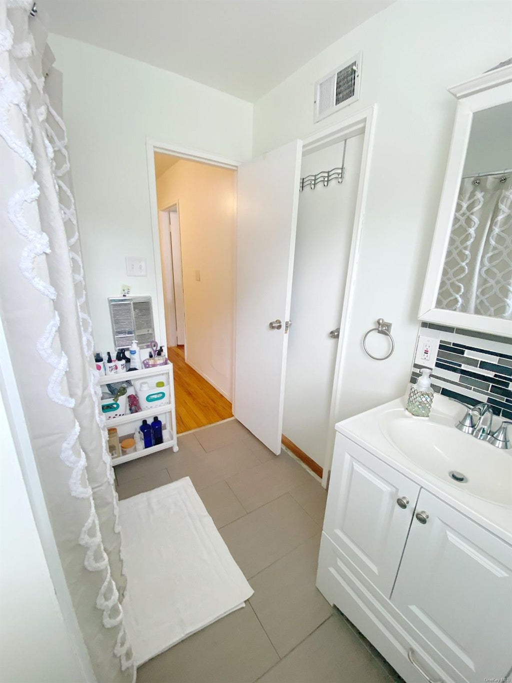 7 of 12 - 930 Merrick Road 21, Baldwin, NY