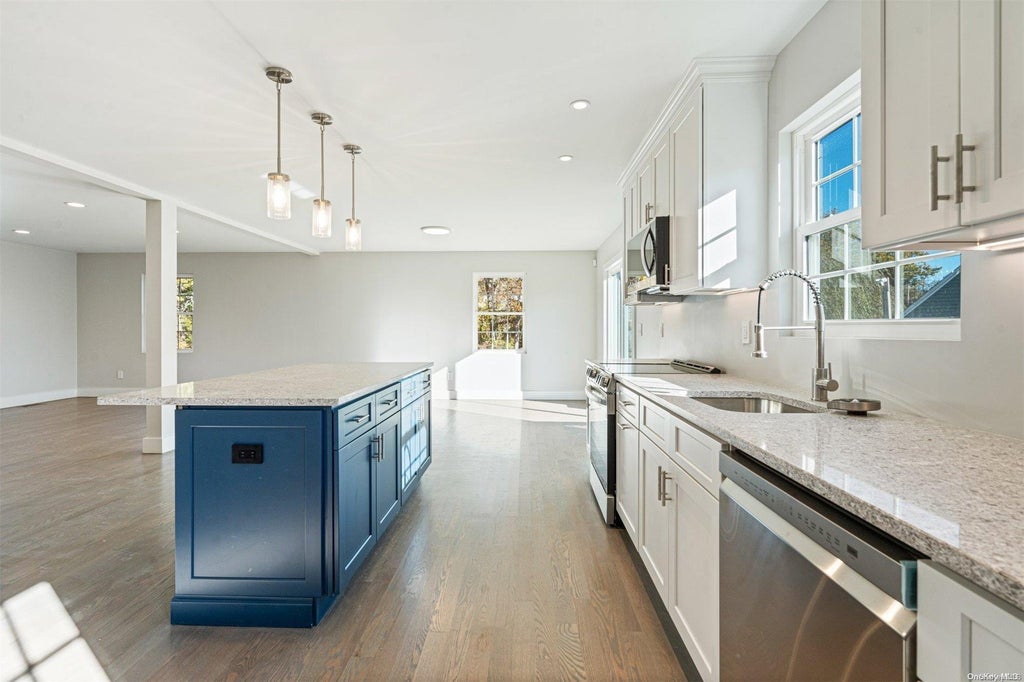 13 of 27 - 5 Waverly Road, Shirley, NY