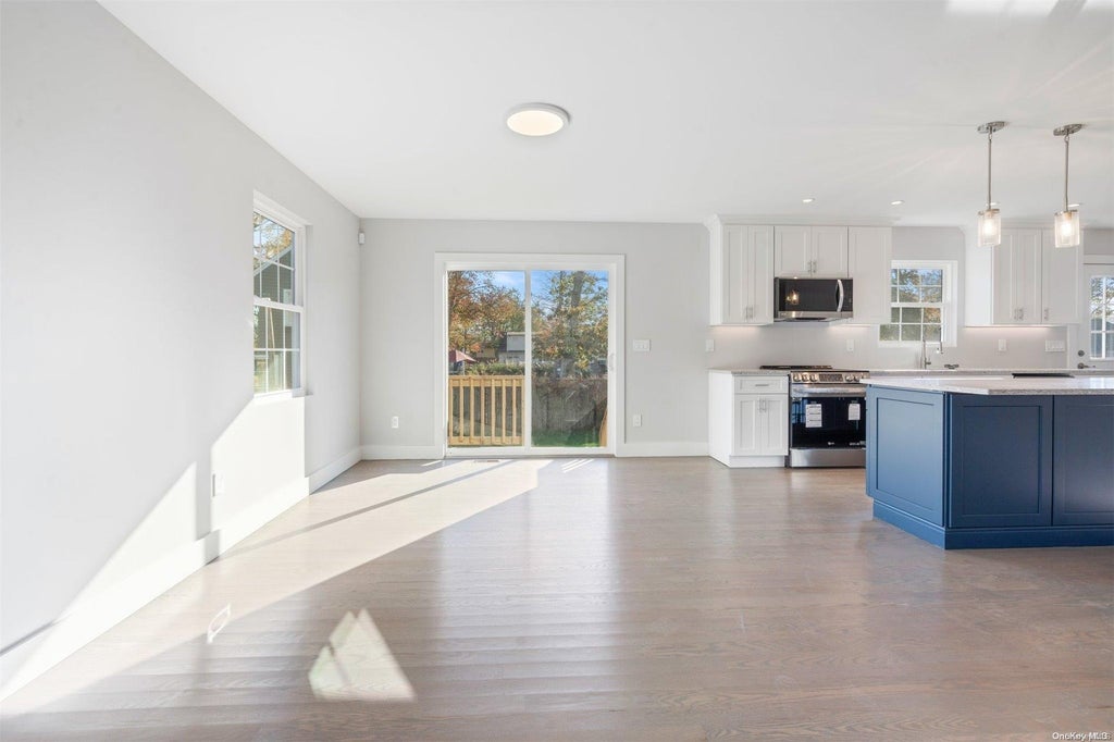 8 of 27 - 5 Waverly Road, Shirley, NY