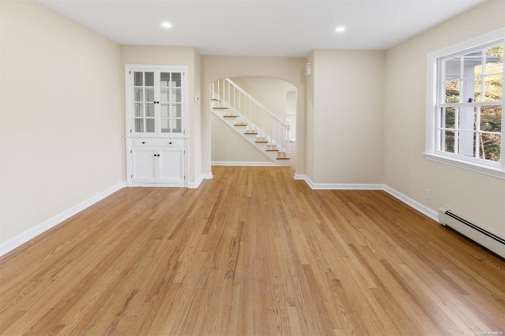 9 of 21 - 226 Landing Avenue, Smithtown, NY