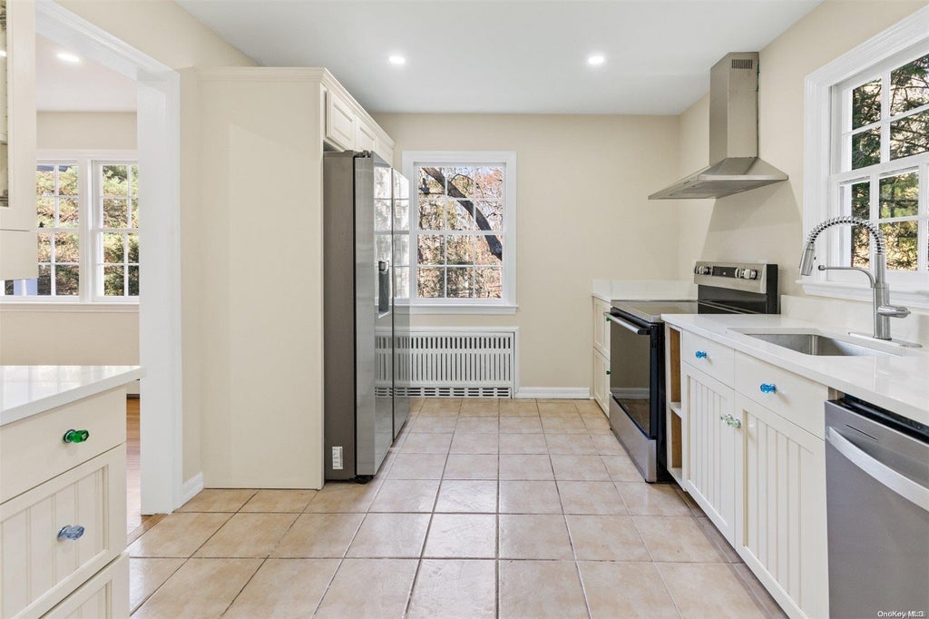 11 of 21 - 226 Landing Avenue, Smithtown, NY