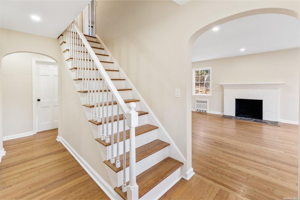 6 of 21 - 226 Landing Avenue, Smithtown, NY