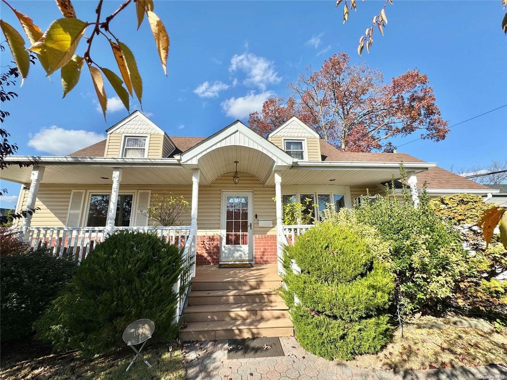 1 of 27 - 1635 Edro Court, East Meadow, NY