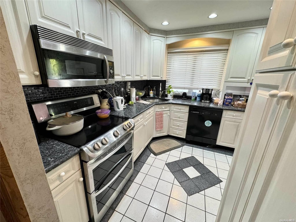9 of 27 - 1635 Edro Court, East Meadow, NY