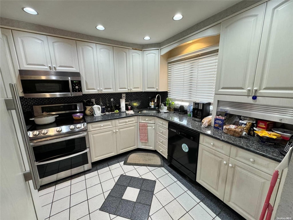 10 of 27 - 1635 Edro Court, East Meadow, NY