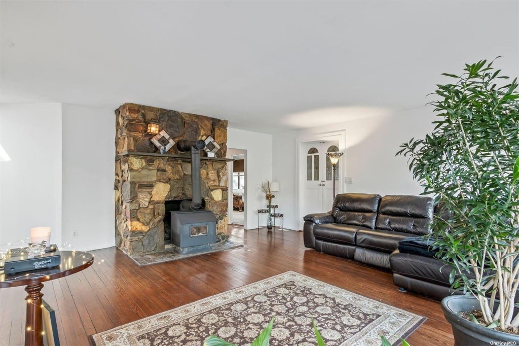 9 of 30 - 17 Overhill Road, Shoreham, NY