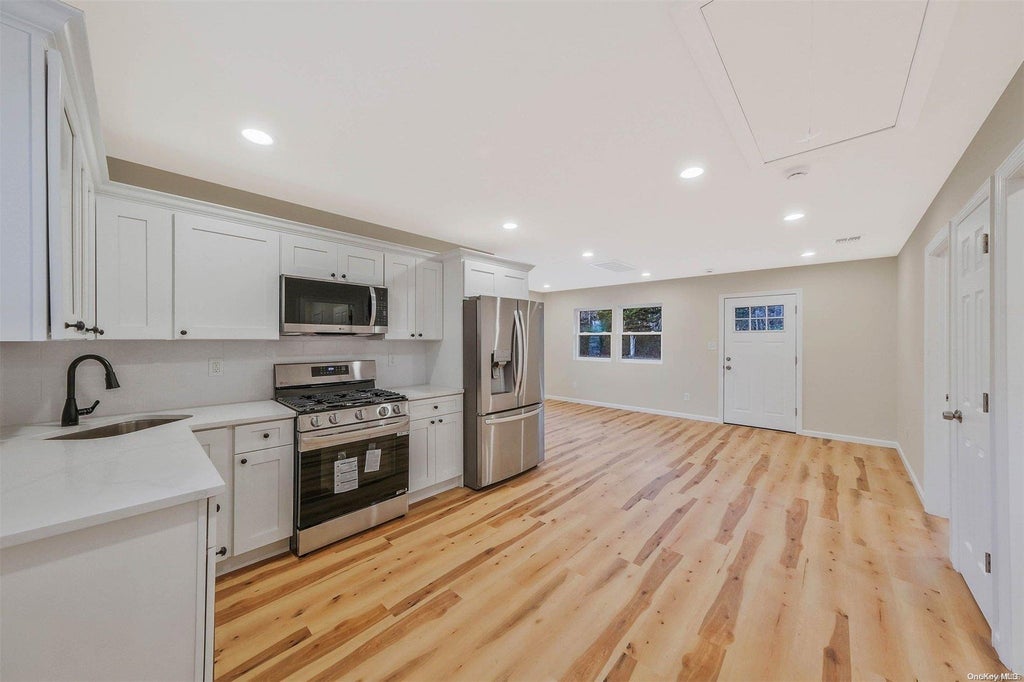 10 of 31 - 731 Montauk Highway, Oakdale, NY