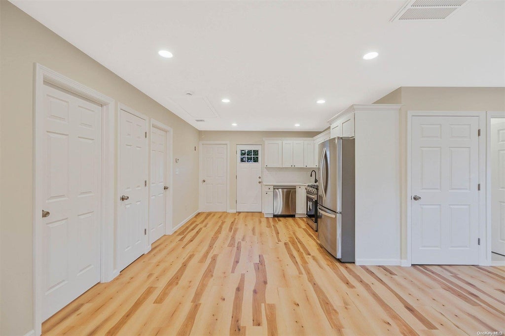 18 of 31 - 731 Montauk Highway, Oakdale, NY