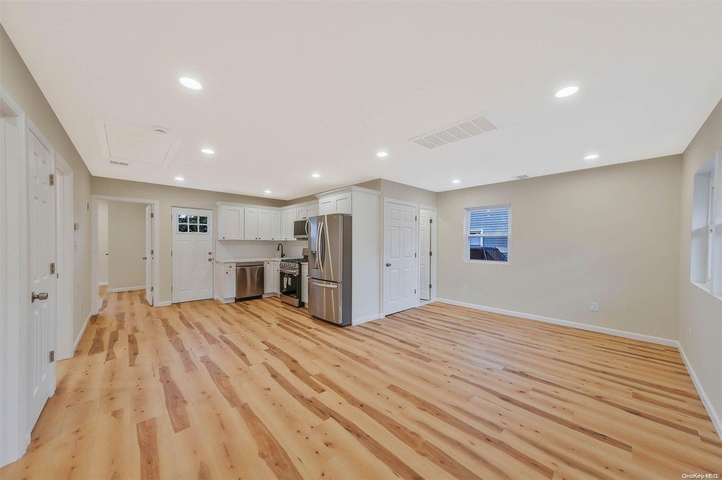 19 of 31 - 731 Montauk Highway, Oakdale, NY