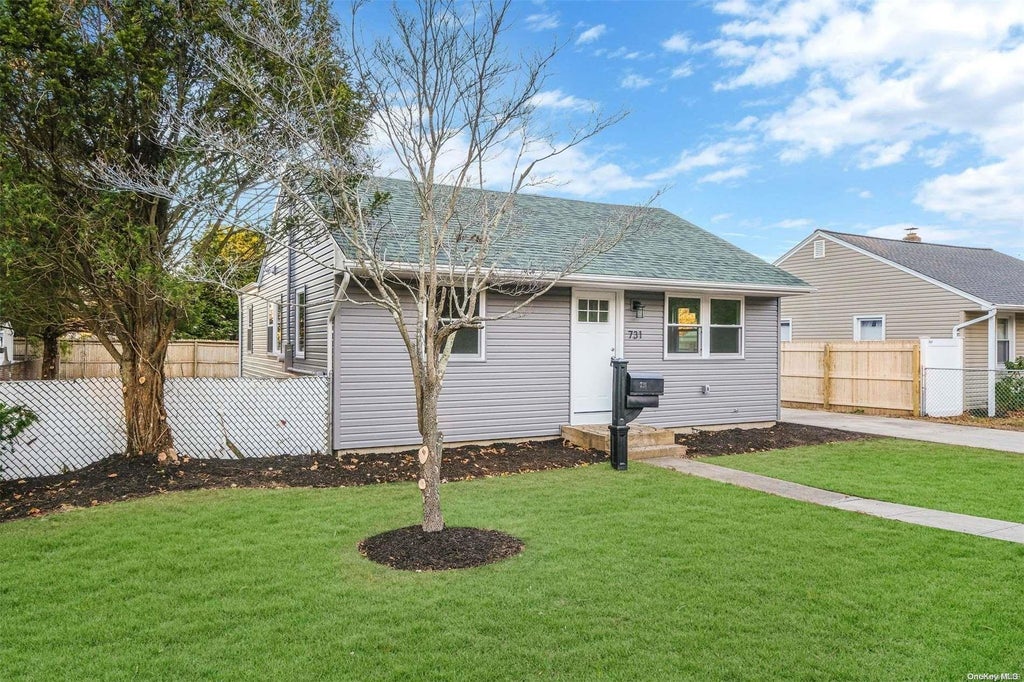 3 of 31 - 731 Montauk Highway, Oakdale, NY