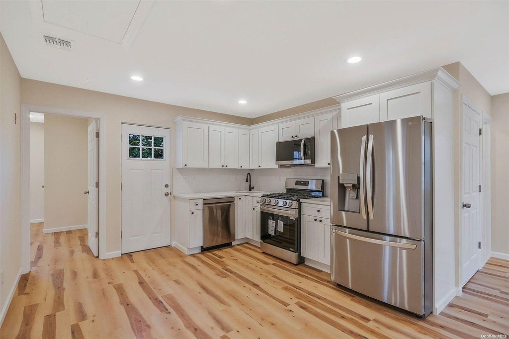 7 of 31 - 731 Montauk Highway, Oakdale, NY