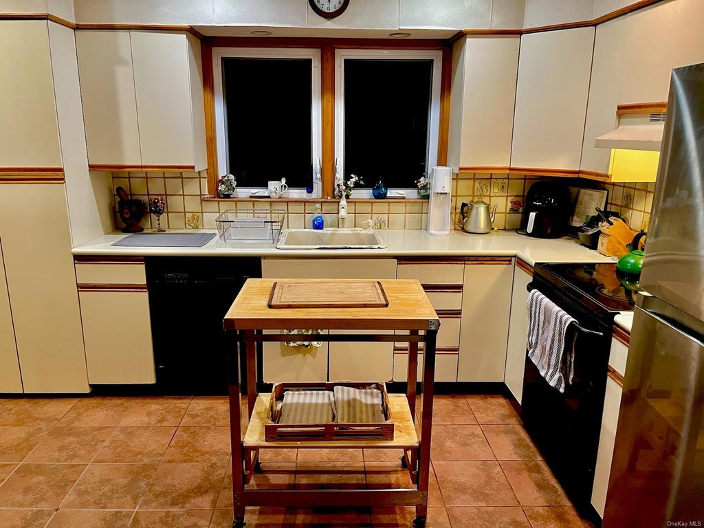 6 of 9 - 85 Kenneth Avenue, Huntington, NY