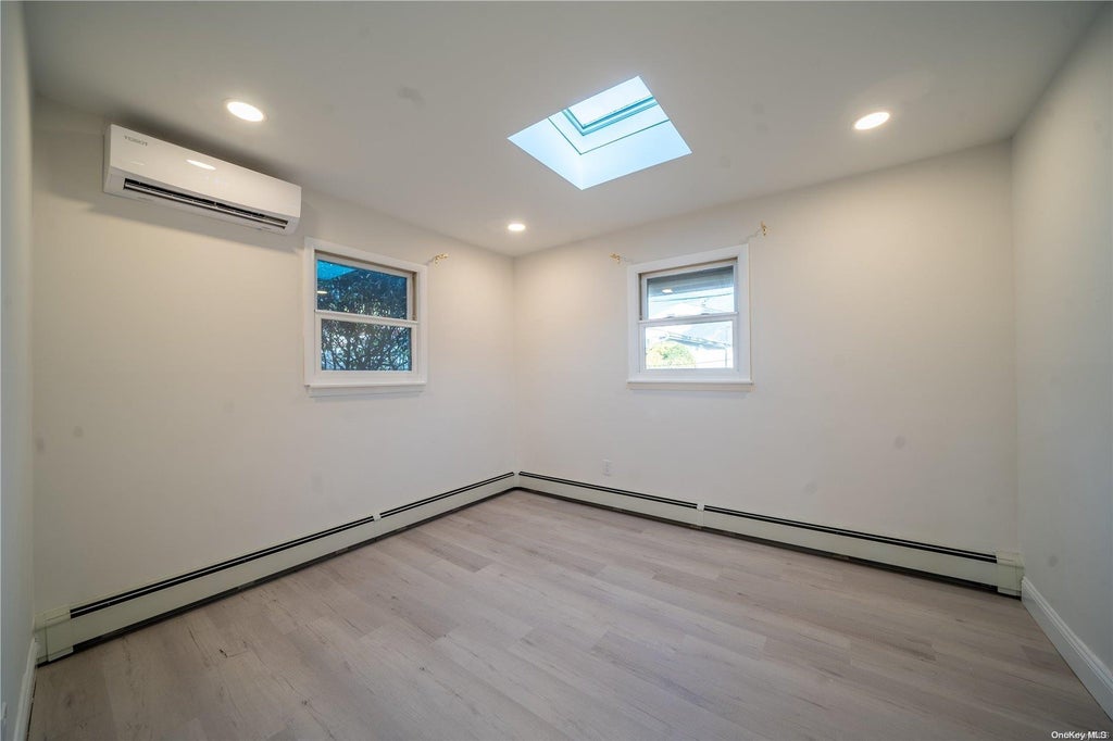 18 of 21 - 47 Kingfisher Road, Levittown, NY