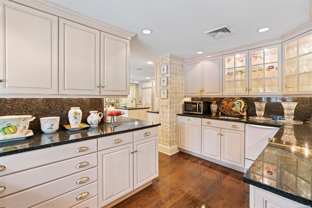 10 of 32 - 285 Piping Rock Road, Locust Valley, NY