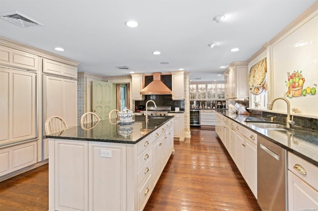 11 of 32 - 285 Piping Rock Road, Locust Valley, NY