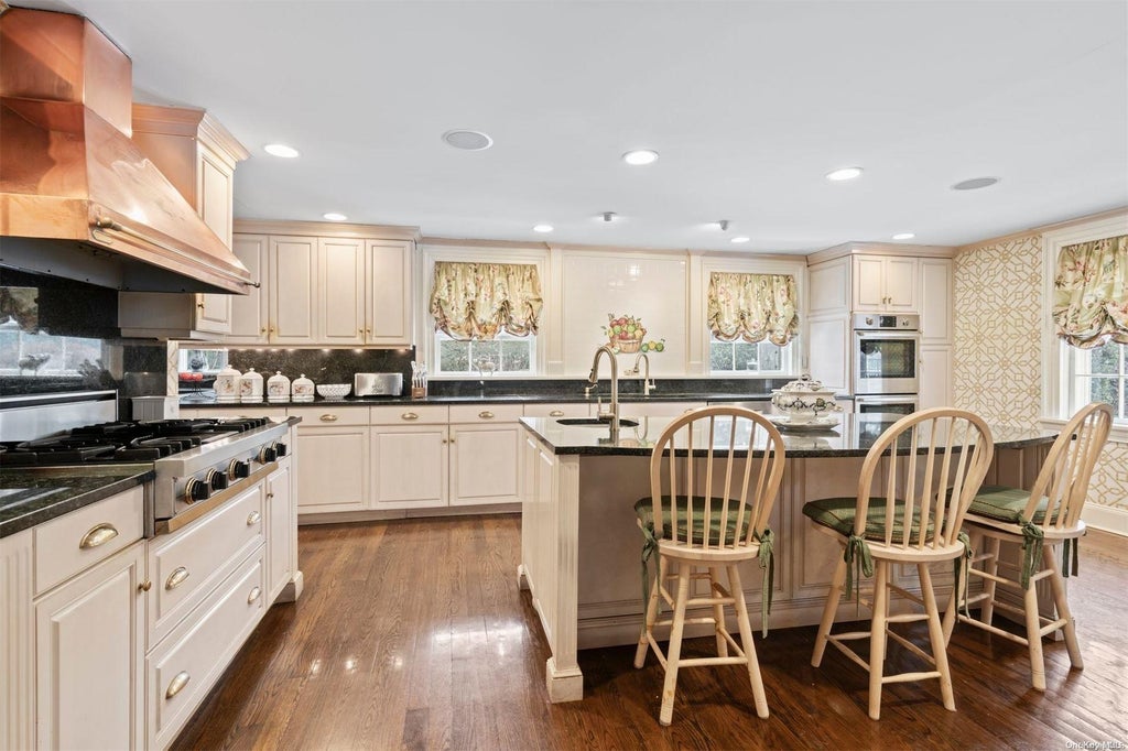 12 of 32 - 285 Piping Rock Road, Locust Valley, NY