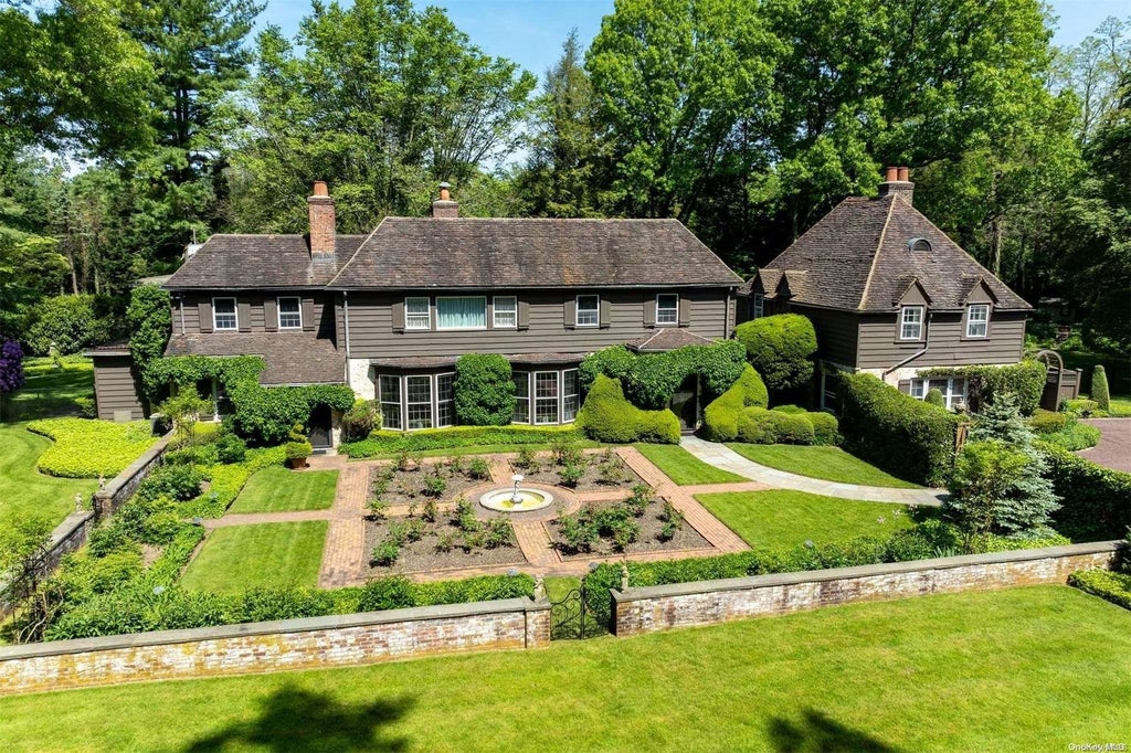 1 of 32 - 285 Piping Rock Road, Locust Valley, NY