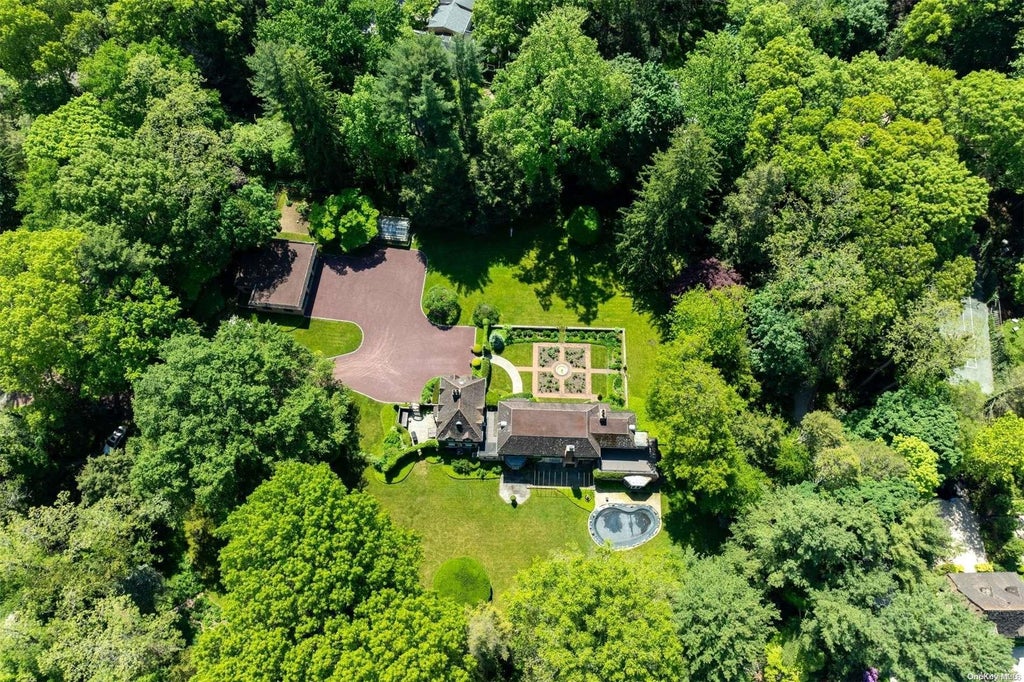 31 of 32 - 285 Piping Rock Road, Locust Valley, NY
