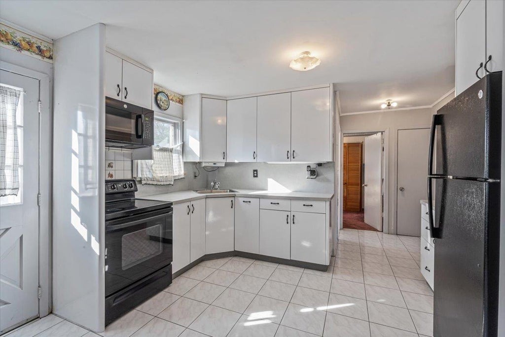 13 of 18 - 1051 Shelburne Drive, Franklin Square, NY