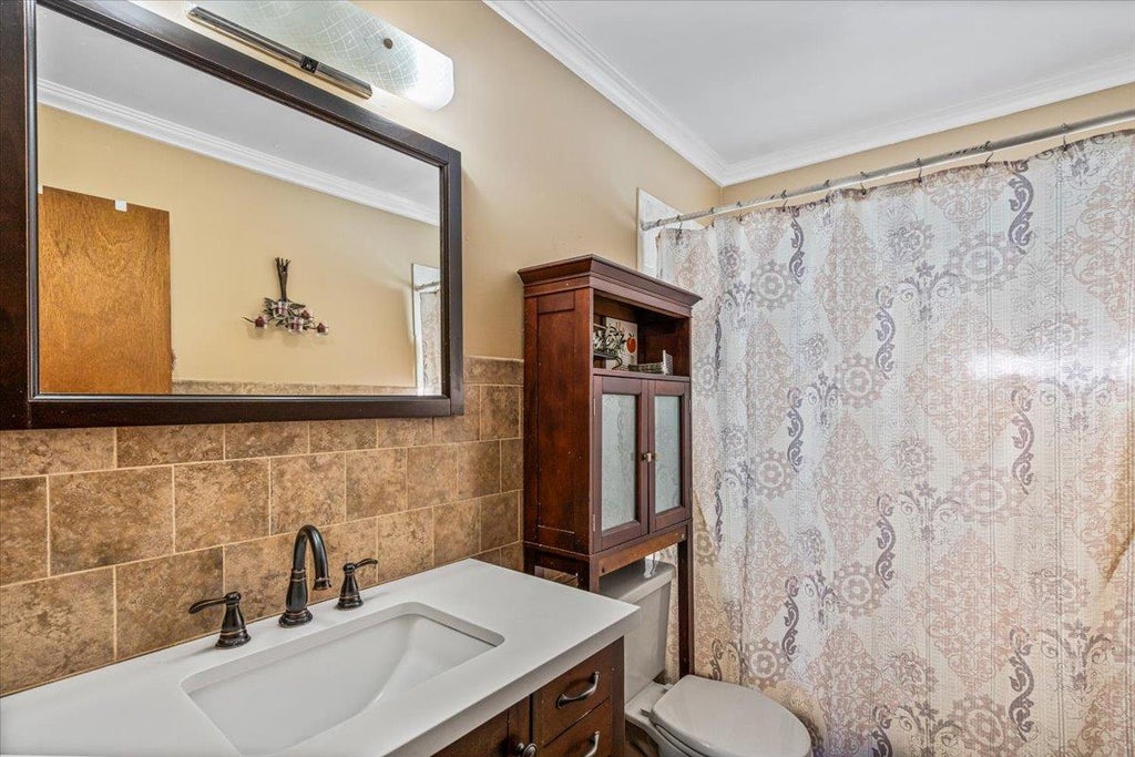 7 of 18 - 1051 Shelburne Drive, Franklin Square, NY