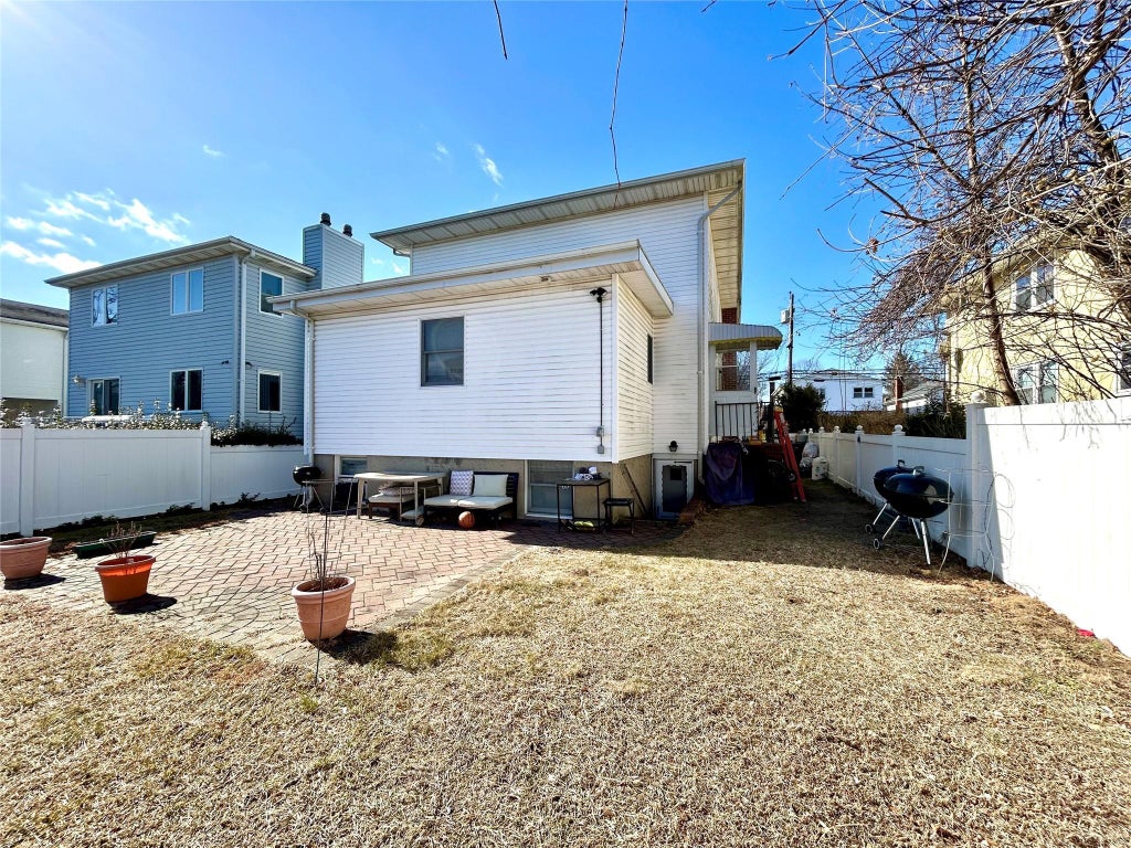 5 of 7 - 12 Hickory Road, Port Washington, NY