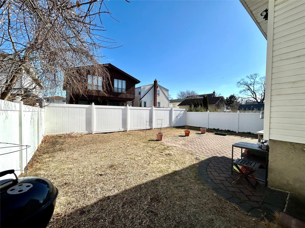 6 of 7 - 12 Hickory Road, Port Washington, NY