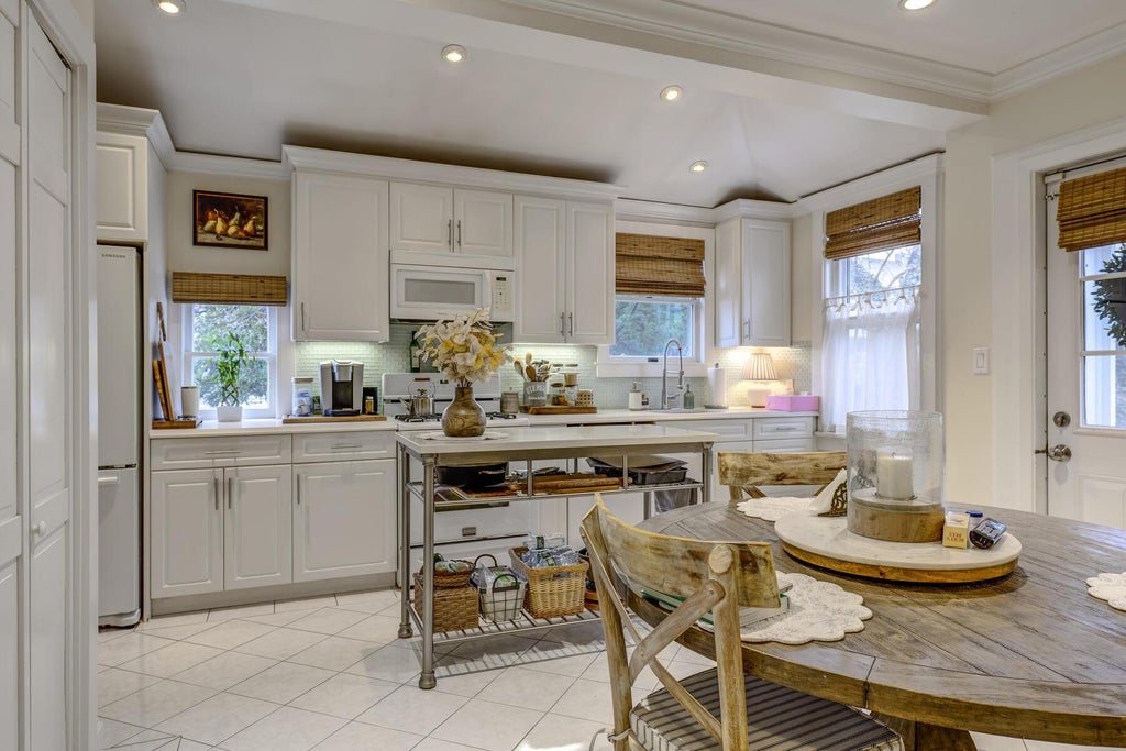 7 of 27 - 43 Neck Road, Huntington, NY