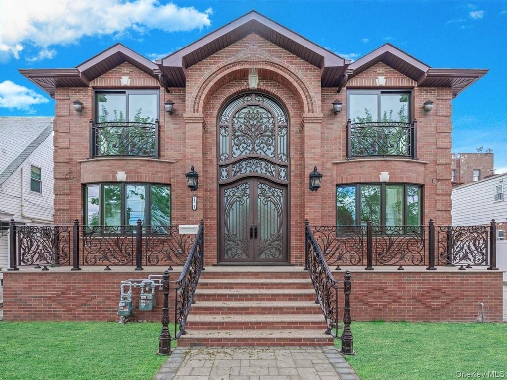 146-15 Holly Avenue, Flushing