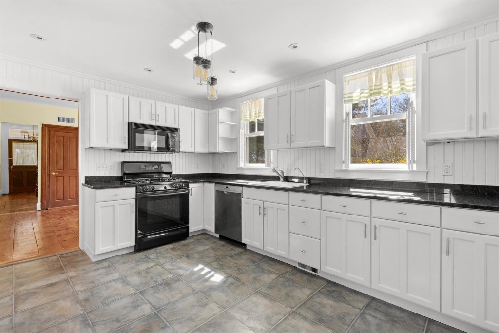 9 of 28 - 25105 Main Road, Orient, NY