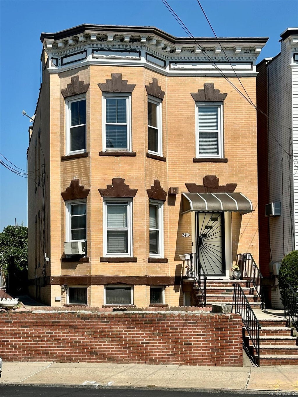64-13 Metropolitan Avenue, Middle Village