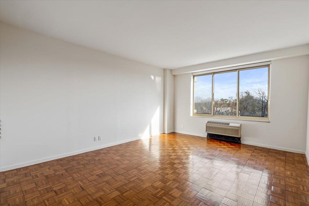 9 of 24 - 100 Hilton Avenue # 604, Garden City, NY