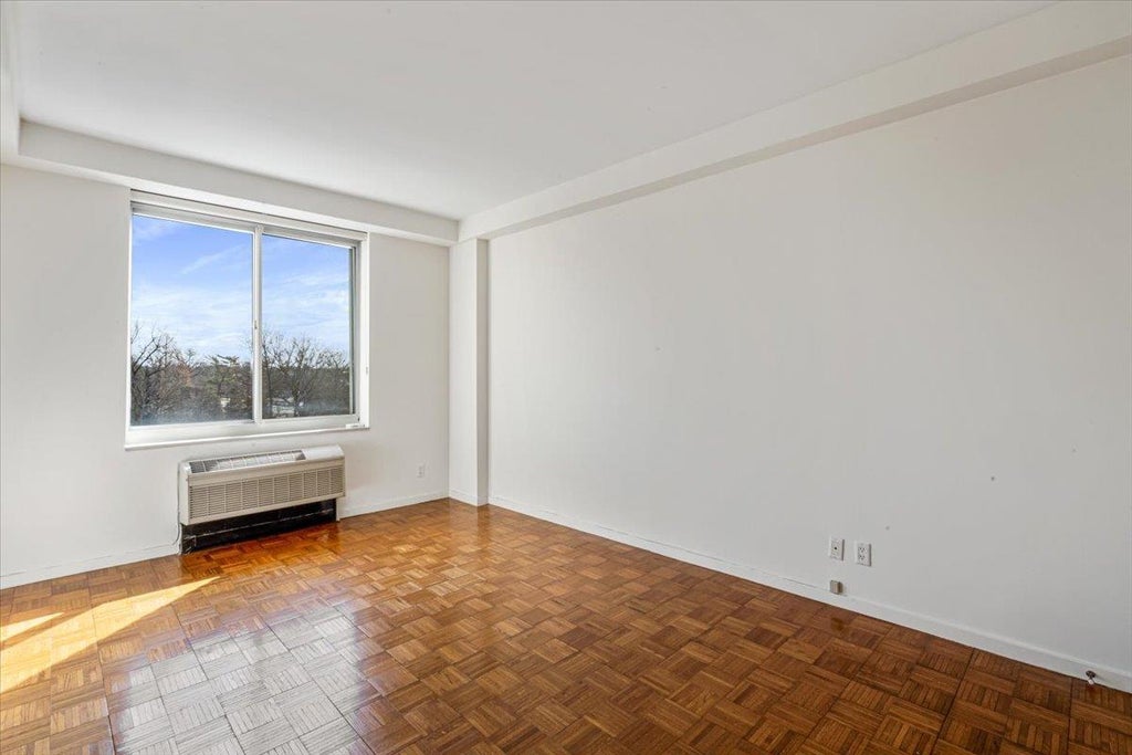 14 of 24 - 100 Hilton Avenue # 604, Garden City, NY