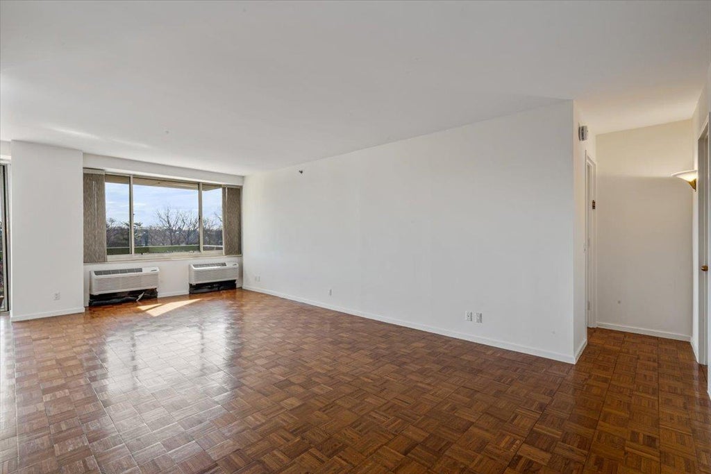 1 of 24 - 100 Hilton Avenue # 604, Garden City, NY