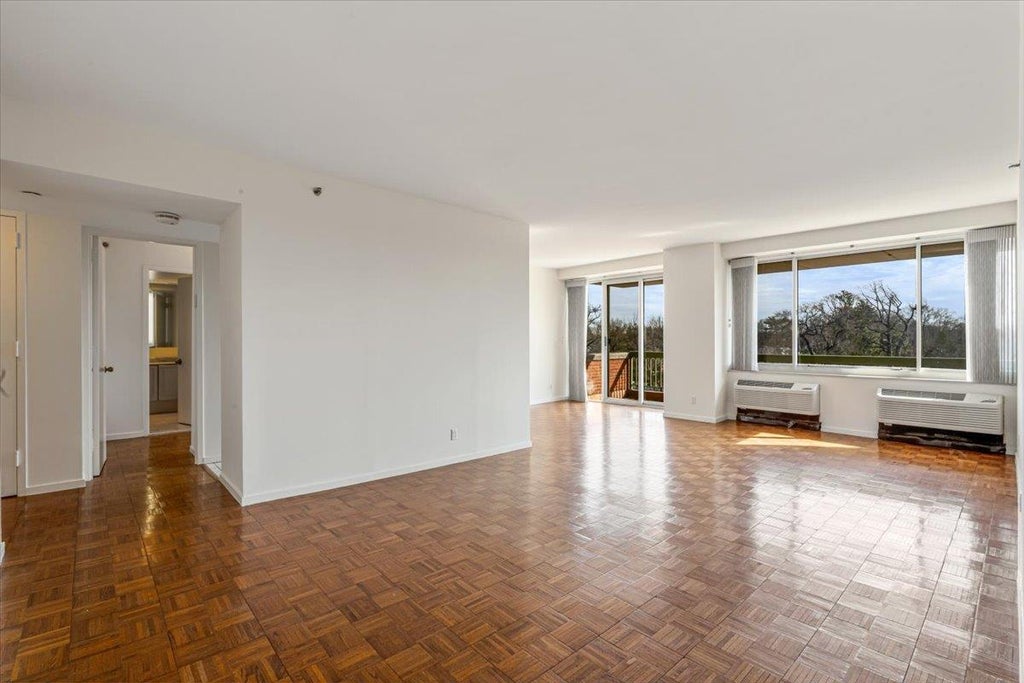 2 of 24 - 100 Hilton Avenue # 604, Garden City, NY
