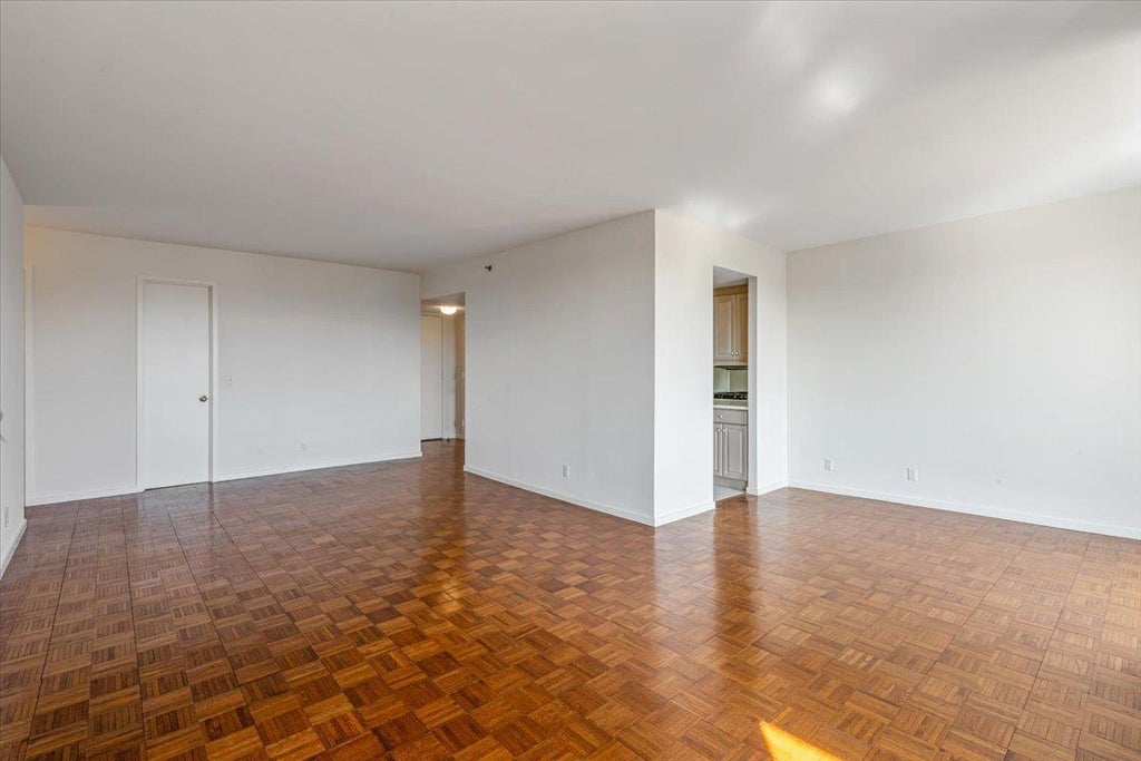 3 of 24 - 100 Hilton Avenue # 604, Garden City, NY