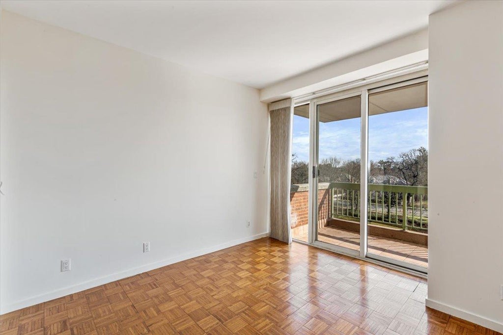 4 of 24 - 100 Hilton Avenue # 604, Garden City, NY