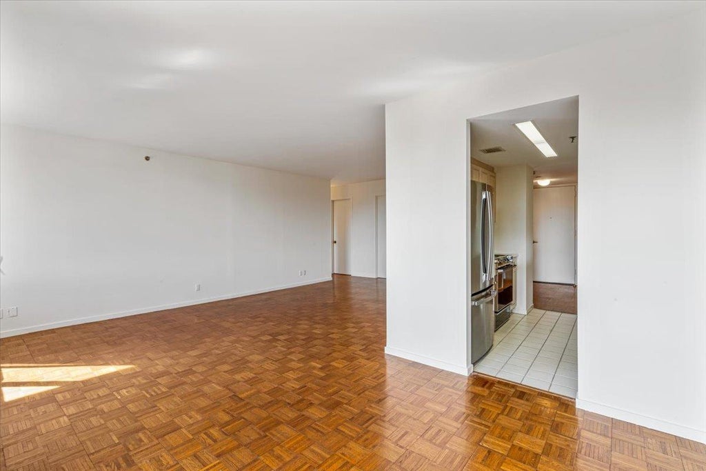 5 of 24 - 100 Hilton Avenue # 604, Garden City, NY