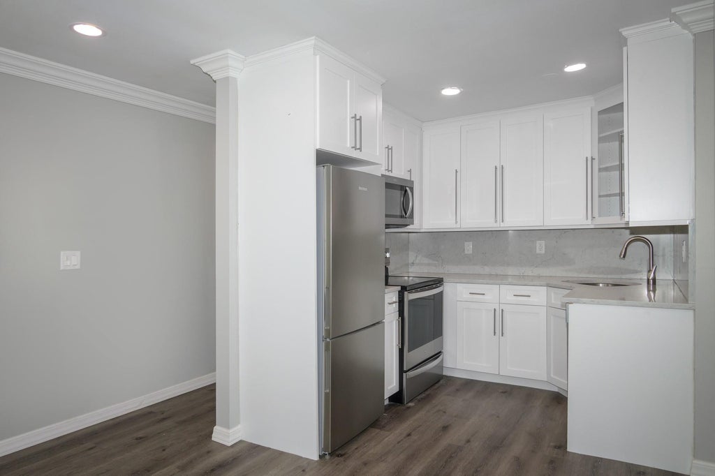 1 of 8 - 105 Lincoln Avenue # J, Sayville, NY