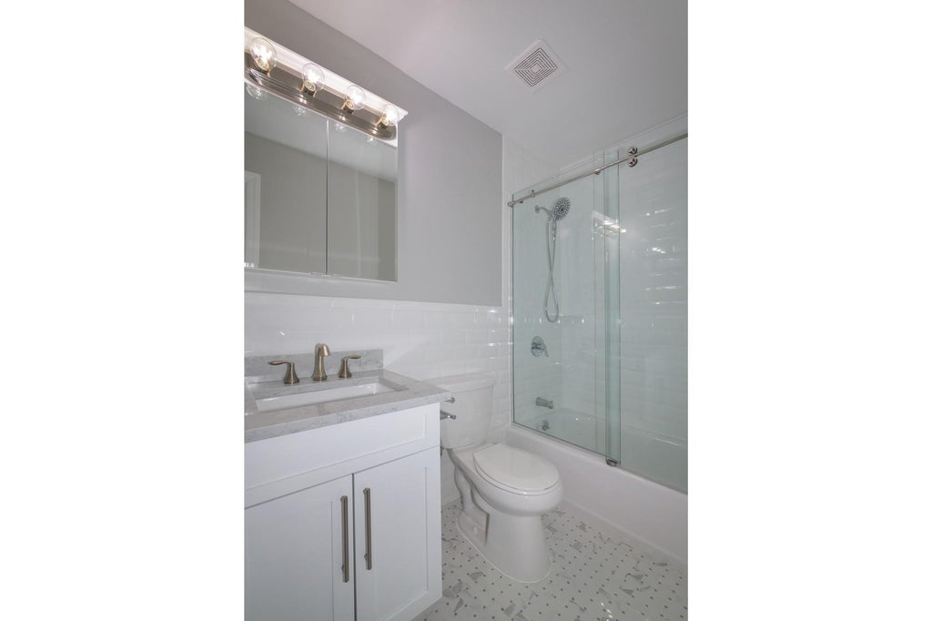 7 of 8 - 105 Lincoln Avenue # J, Sayville, NY